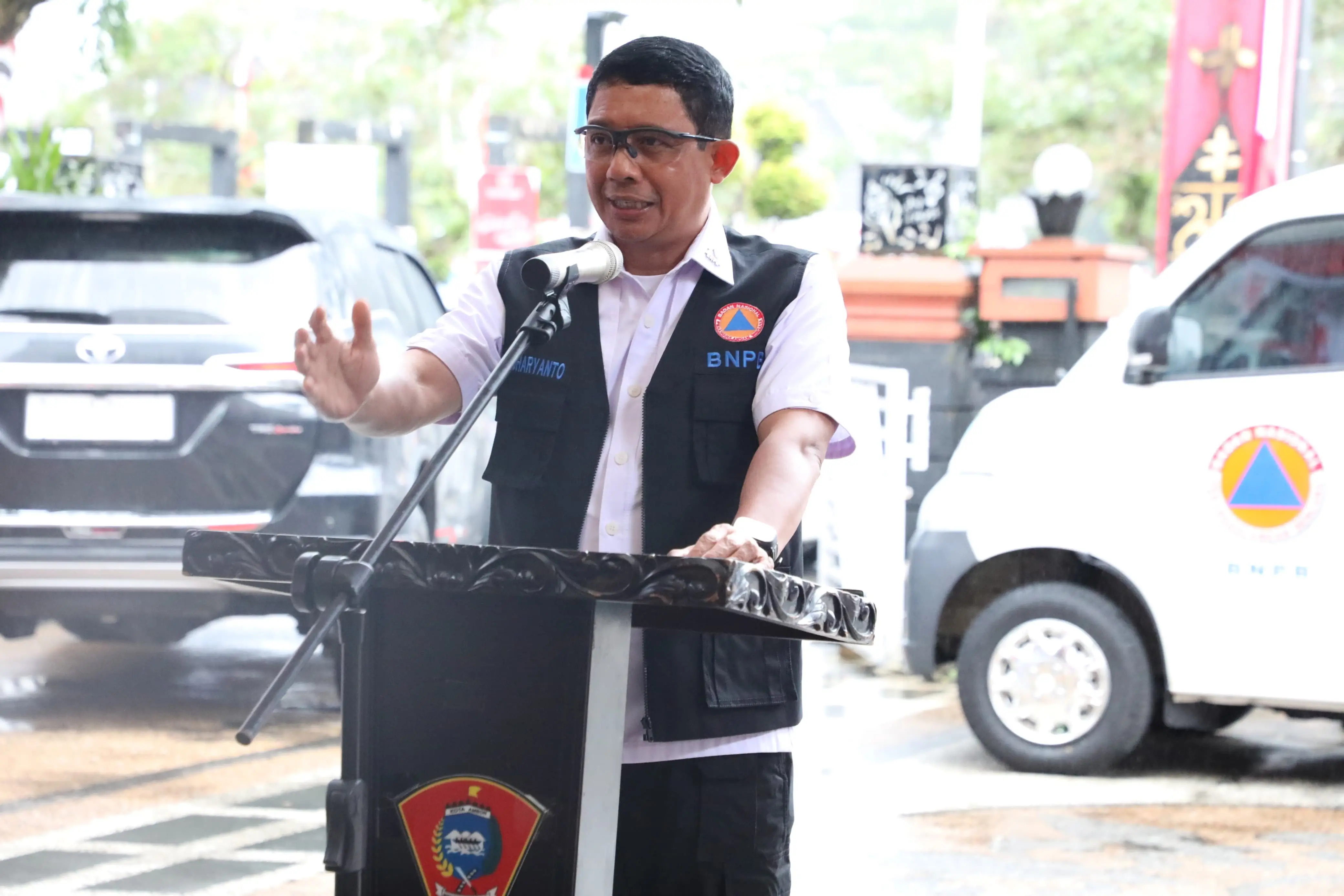 Kepala BNPB Dampingi Menko PMK Dalam Penyerahan Bantuan  Logistik dan Peralatan Tanggap Darurat di Ambon